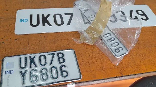 दून में चल रहा फर्जी हाई सिक्योरिटी नंबर प्लेट का धंधा दून में चल रहा फर्जी हाई सिक्योरिटी नंबर प्लेट का धंधा