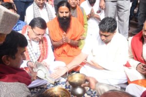 विधिविधान के साथ पूजा अर्चना करते हुए सीएम धामी और बाबा रामदेव विधिविधान के साथ पूजा अर्चना करते हुए सीएम धामी और बाबा रामदेव