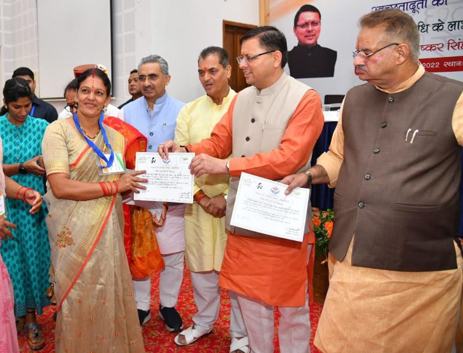 सीएम ने स्वच्छता दूतों को किया सम्मानित