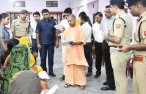 जन समस्या सुनते योगी आदित्यनाथ
