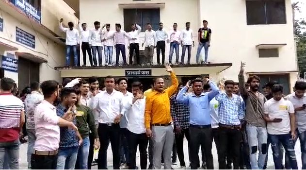 एडमिशन की सीटें बढ़ाने को लेकर बच्चों में दिखा आक्रोश