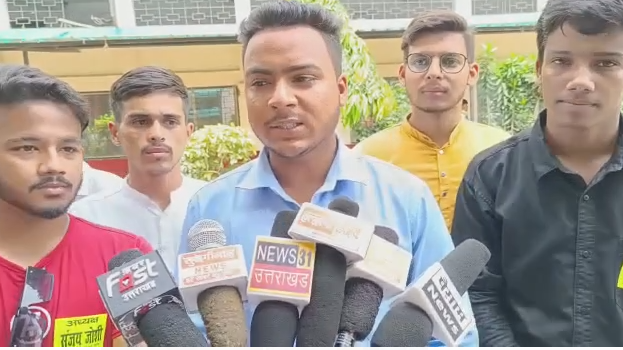 एडमिशन की सीटें बढ़ाने को लेकर एमबीपीजी कॉलेज में बच्चों में दिखा आक्रोशएडमिशन की सीटें बढ़ाने को लेकर एमबीपीजी कॉलेज में बच्चों में दिखा आक्रोश