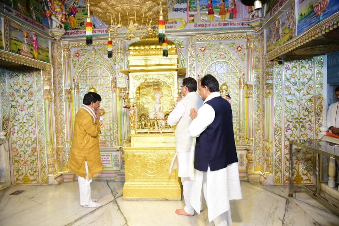 जैन दिगंबर मंदिर में दर्शन करते हुए सीएम धामी