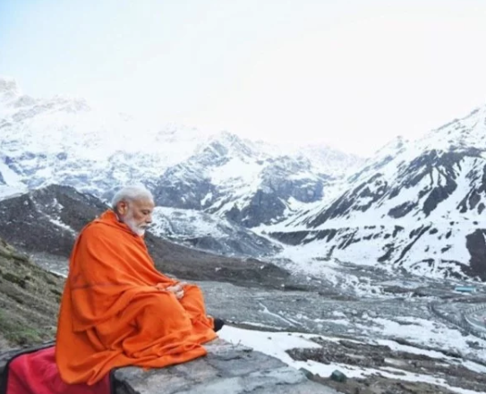 केदारनाथ में पीएम मोदी 