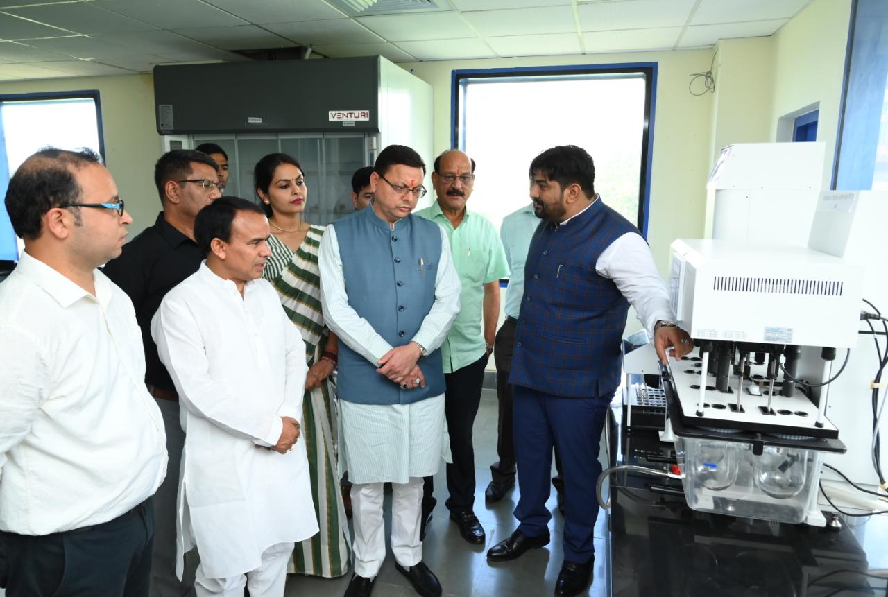 औषधी परीक्षण प्रयोगशाला का अवलोकन करते हुए सीएम धामी  