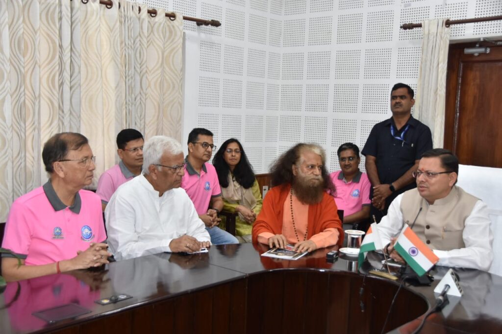 परमार्थ निकेतन के संस्थापक अध्यक्ष स्वामी चिदानन्द सरस्वती, महावीर सेवा सदन से देवेन्द्र राज मेहता एवं अन्य पदाधिकारी