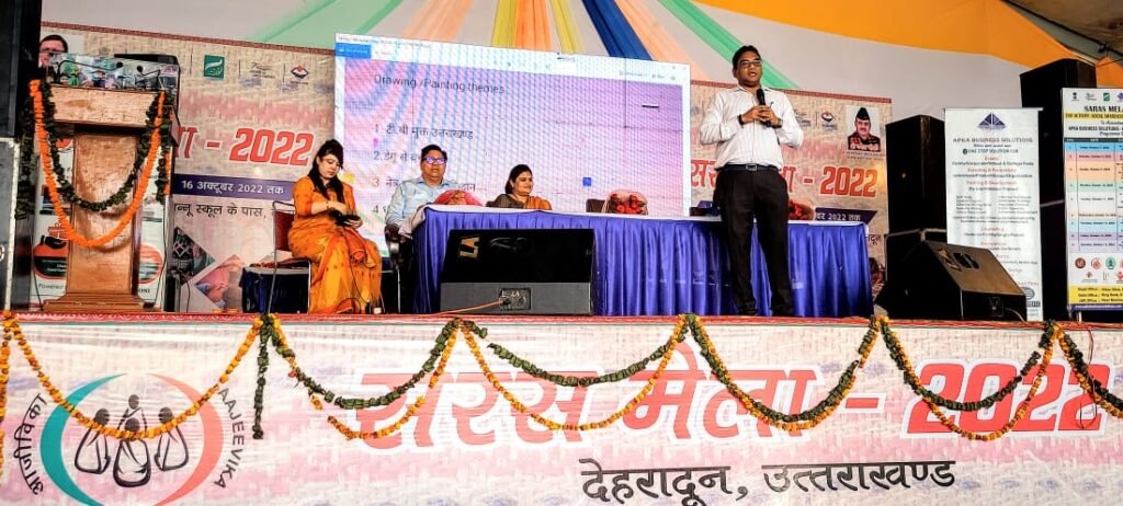 सचिव स्वास्थ्य डॉ.आर.राजेश कुमार ने बच्चों को स्वास्थ्य विभाग द्वारा संचालित विभिन्न योजनाओं के बारे में जानकारी देते हुए