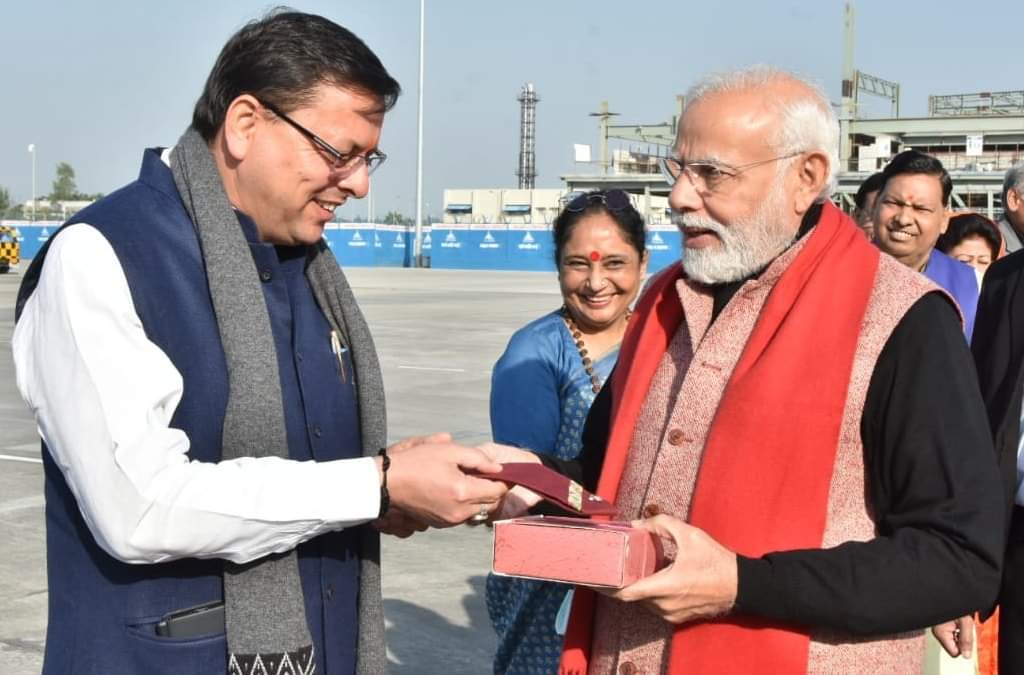 सीएम धामी ने ब्रह्मकमल से सुसज्जित टोपी प्रधानमंत्री को की भेंट