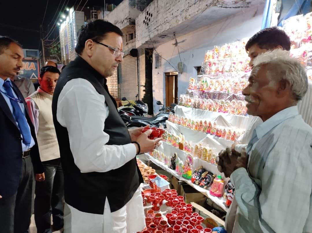 मिट्टी के दिए खरीदते हुए सीएम 