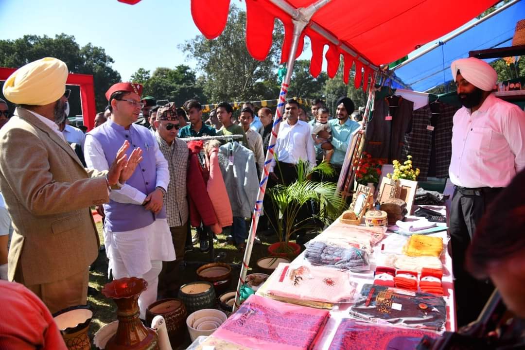 स्टॉलों का निरीक्षण करते हुए सीएम धामी स्टॉलों का निरीक्षण करते हुए सीएम धामी