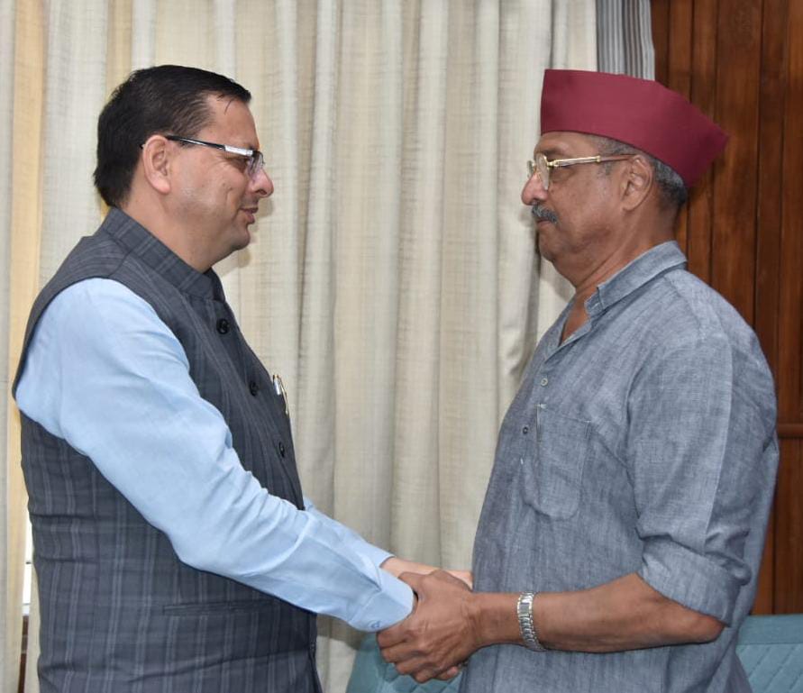 सीएम ने नाना पाटेकर को पहनाई पहाड़ी टोपी