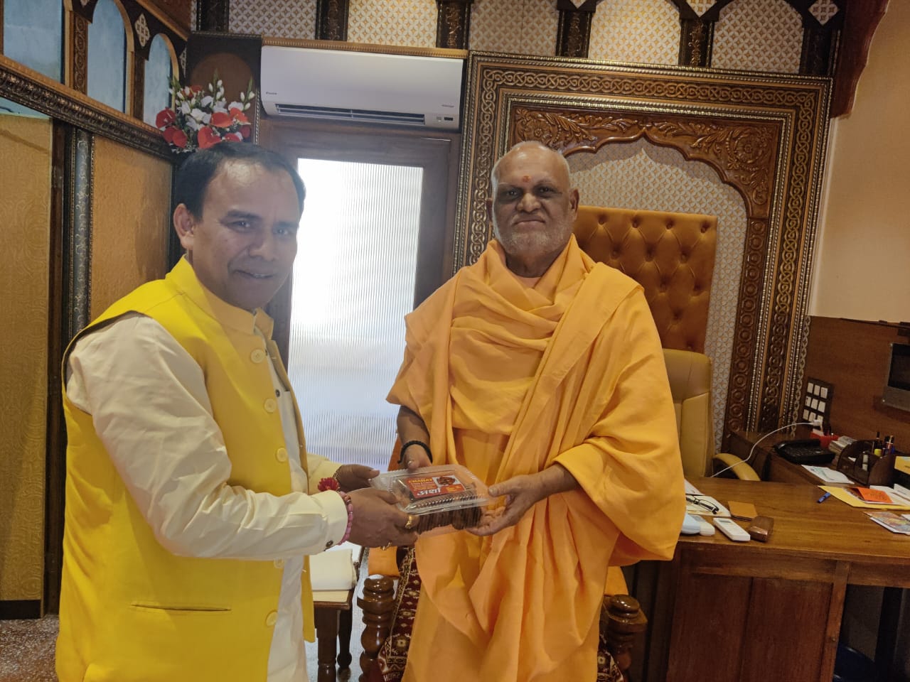 मंत्री धन सिंह रावत ने की महामंडलेश्वर स्वामी विश्वेश्वरानंद गिरी जी मंत्री धन सिंह रावत ने की महामंडलेश्वर स्वामी विश्वेश्वरानंद गिरी जी