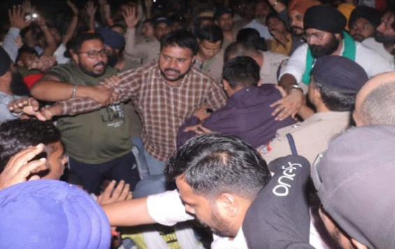 हंगामा करते हुए लोग