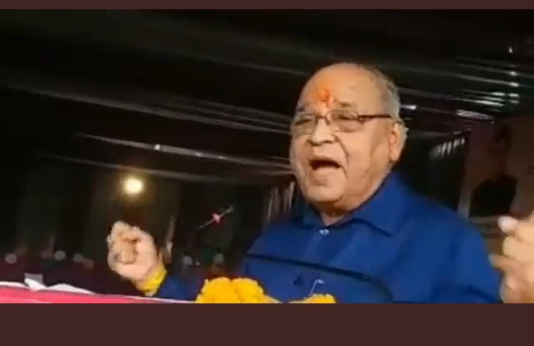 बालिकाओं को संबोधित करते हुए विधायक