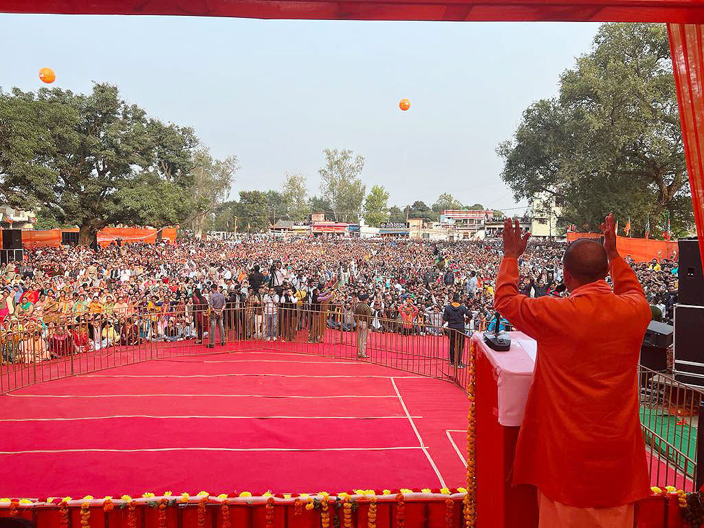 चुनावी रैली को संबोधित करते हुए सीएम योगी