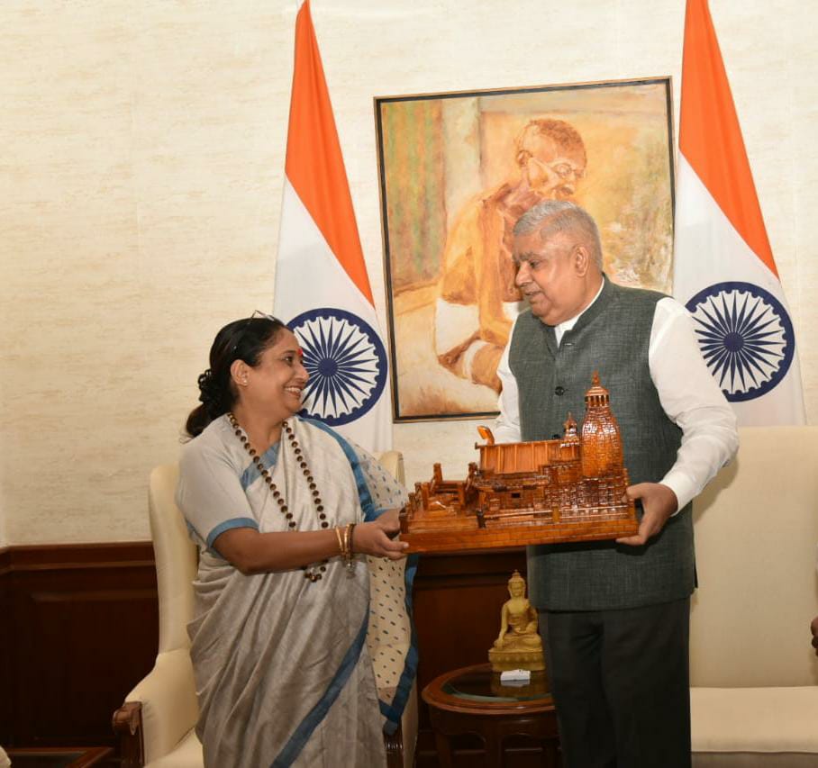 उपराष्ट्रपति को केदारनाथ धाम की प्रतिकृति की भेंट करती हुई विधानसभा अध्यक्ष 