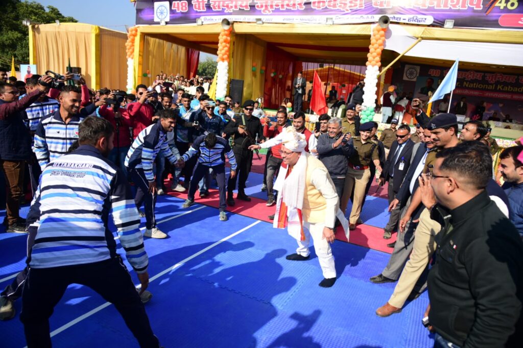 मुख्यमंत्री ने बच्चों के साथ खेला कबड्डी मुख्यमंत्री ने बच्चों के साथ खेला कबड्डी