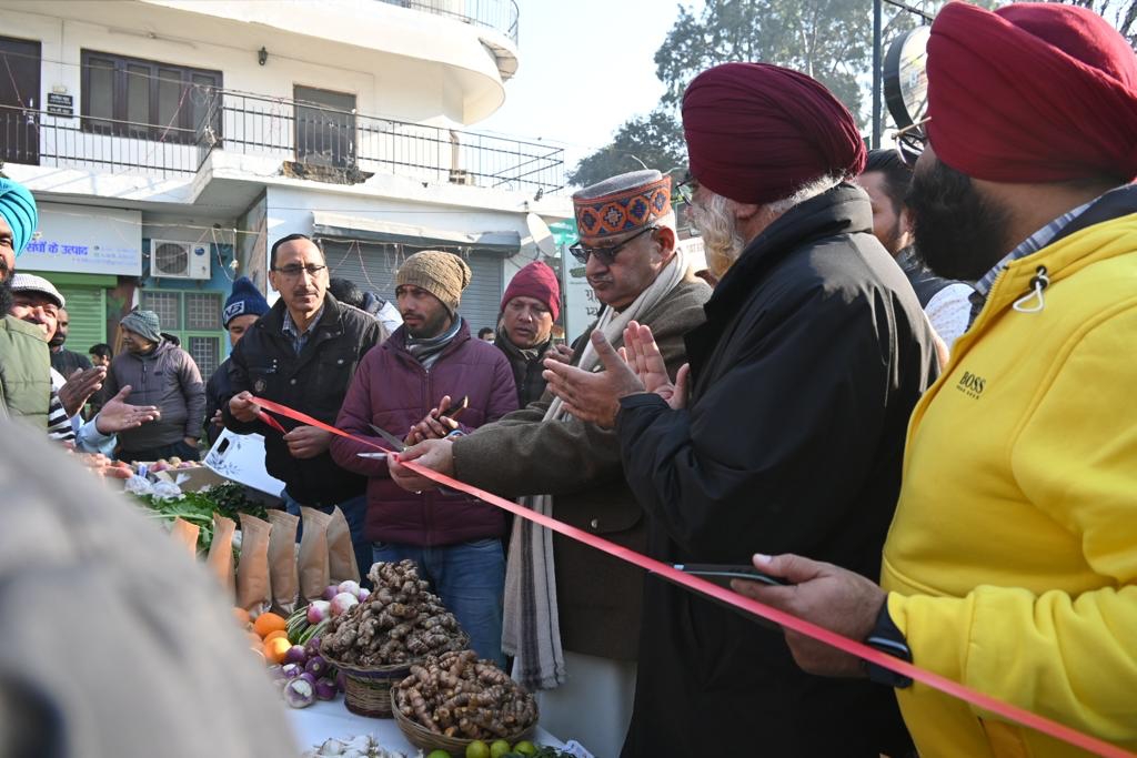 जैविक फल सब्जियों के आर्गेनिक मार्केट का शुभारंभ करते उद्यान मंत्री गणेश जोशी।