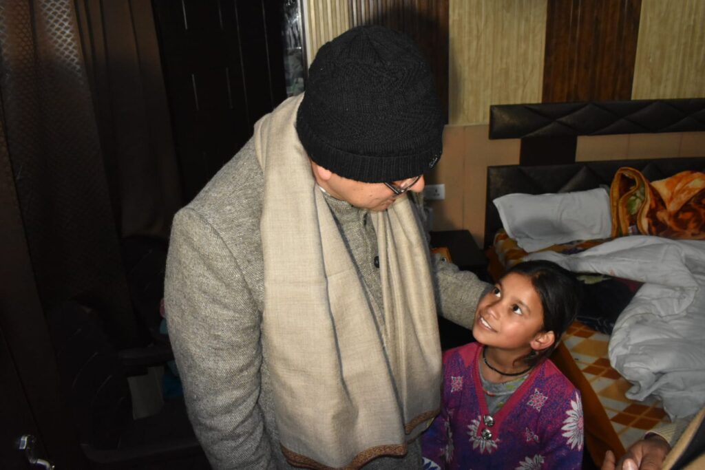 जोशीमठ में राहत शिविर में सीएम मिले नन्हीं बालिका से 