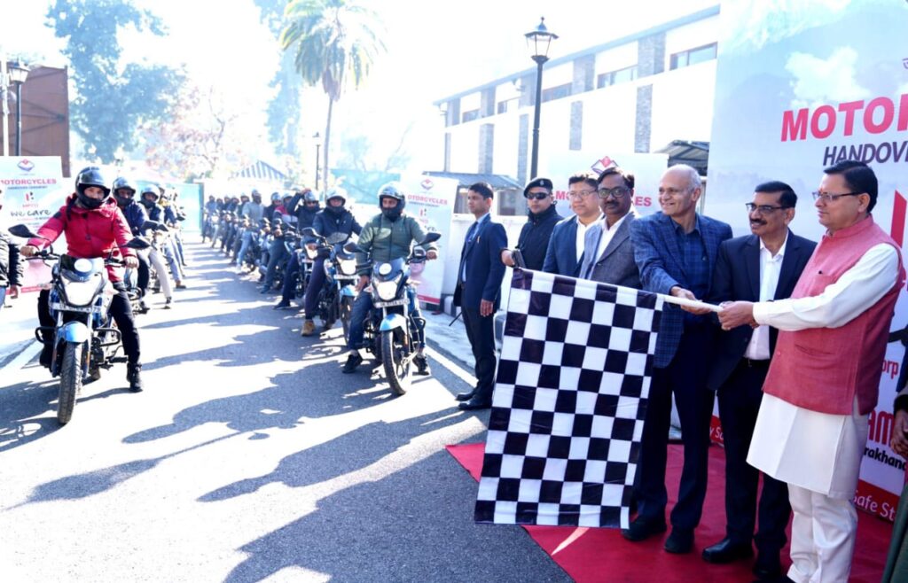 मोटर साइकिलों का फ्लैग ऑफ करते हुए मुख्यमंत्री 
