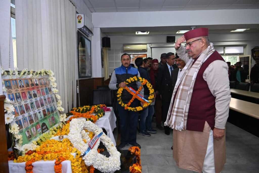 वीर जवानों को पुष्प चक्र अर्पित कर भावपूर्ण श्रद्धांजलि अर्पित करते हुए मंत्री