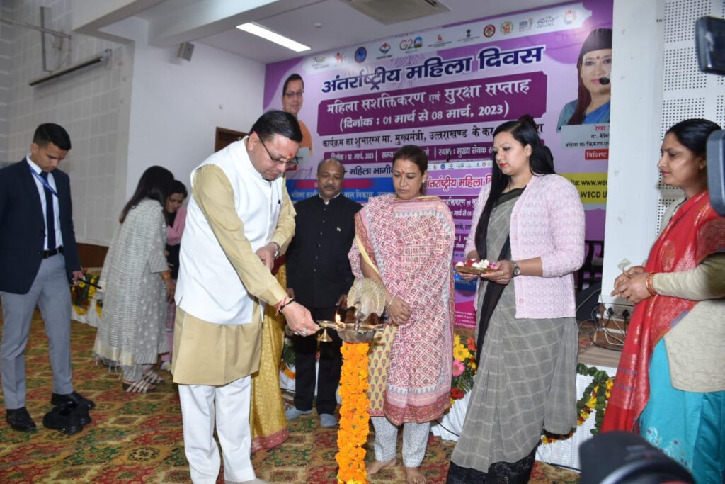 महिला भागीदारी प्रोत्साहन कार्यक्रम का शुभारंभ करते हुए मुख्यमंत्री 