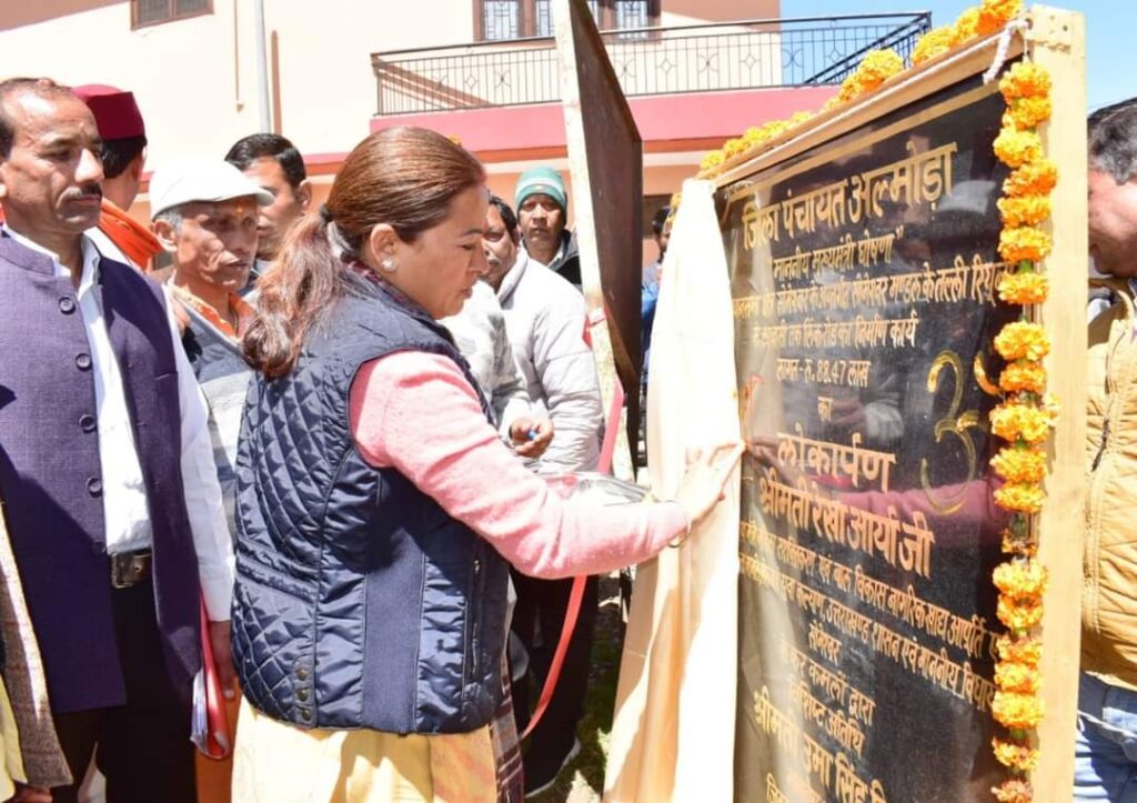 लिंक रोड का लोकार्पण करते हुई मंत्री रेखा आर्या