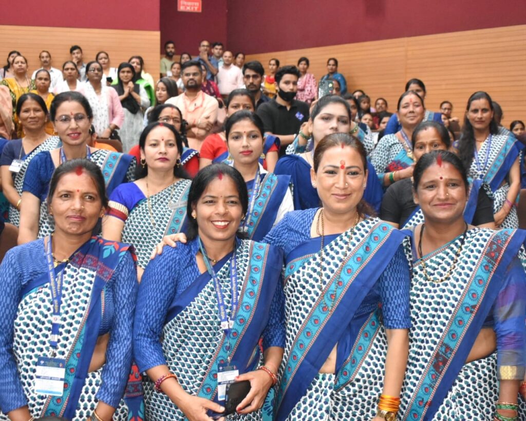 आंगनबाड़ी कार्यकत्री की पोशाक पहनकर मंत्री रेखा आर्य आई कार्यक्रम में