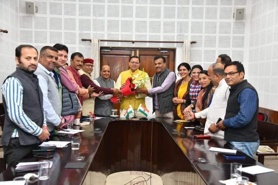 सीएम धामी के साथ बीजेपी मीडिया टीम