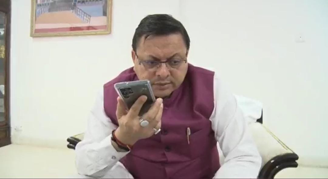 छावला गैंगरेप: पीड़िता के पिता से बात करते हुए सीएम धामी