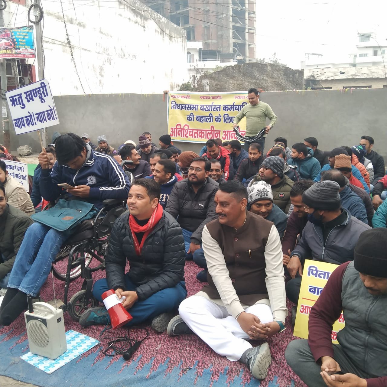 बर्खास्त कर्मिकों का धरने का 12वां दिन