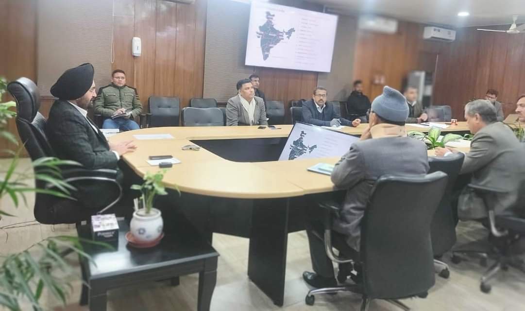पर्यटन विभाग के साथ बैठक करते हुए मुख्य सचिव