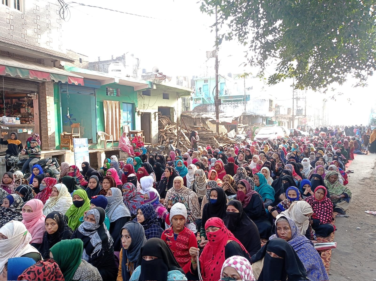 लगातार धरना, प्रदर्शन और कैंडल मार्च निकाल रहे स्थानीय लोग