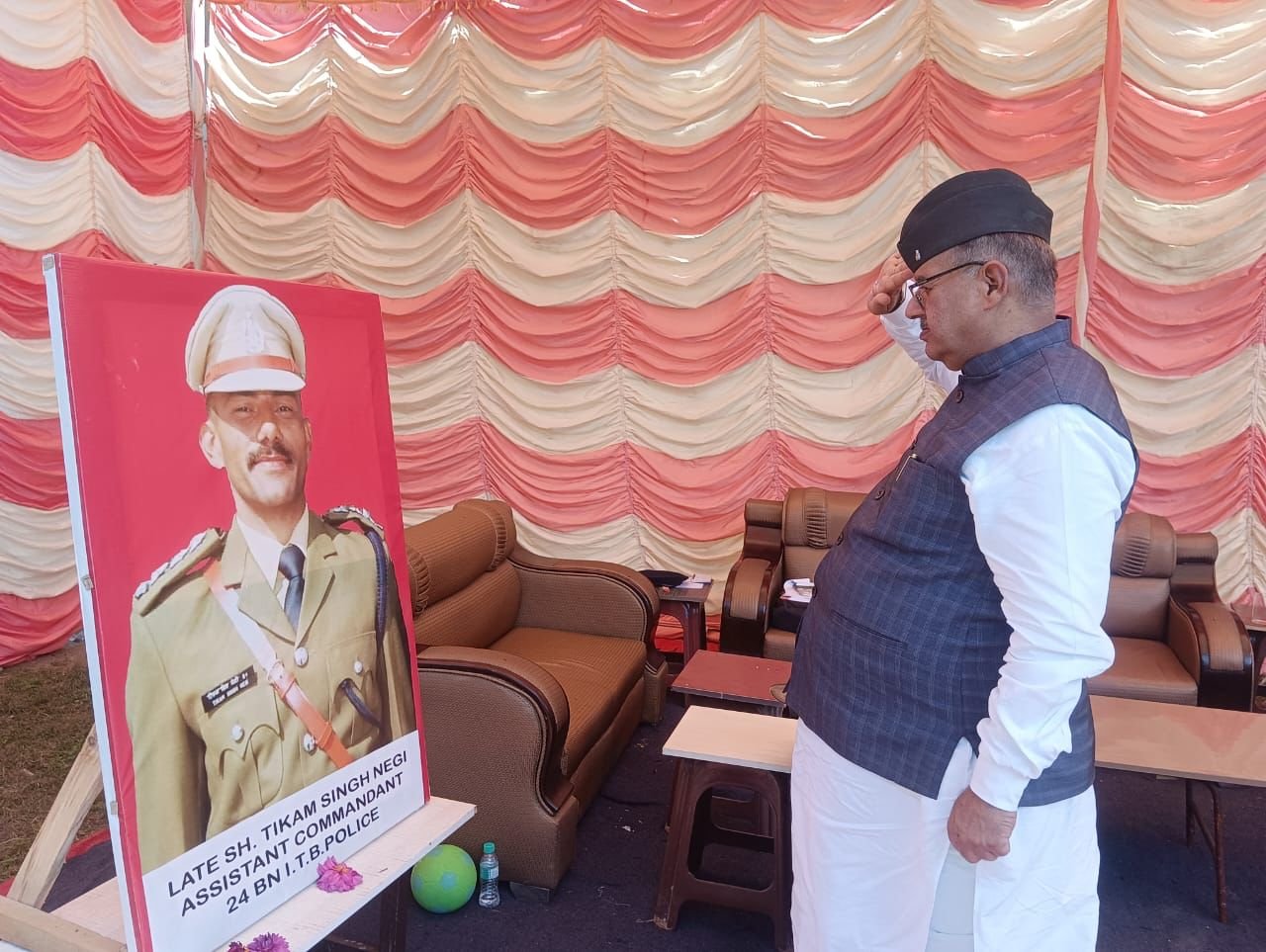 शहीद टीकम सिंह नेगी के के चित्र पर श्रद्धासुमन अर्पित करते सैनिक कल्याण मंत्री
