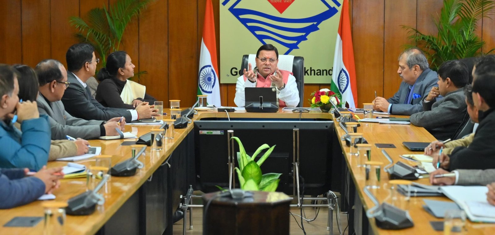 मुख्यमंत्री धामी आयुष एवं आयुष शिक्षा विभाग की समीक्षा करते हुए 