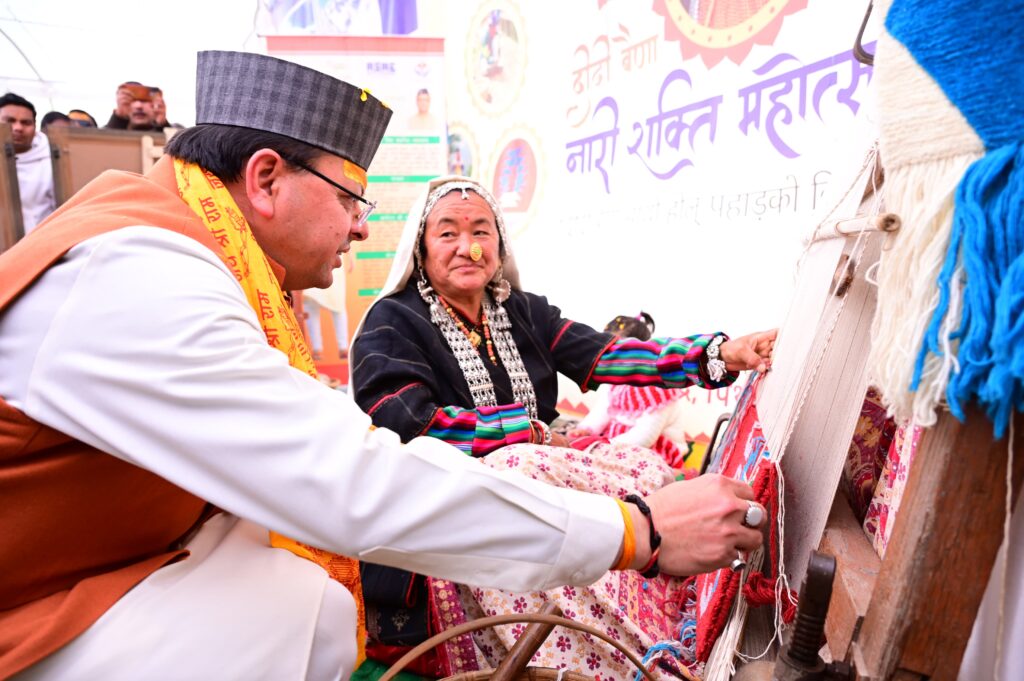 प्रदेश के अन्य जिलों की भांति ही अपनी जन्मभूमि में माताओं बहनों के प्यार और दुलार से  अविभूत दिखे मुख्यमंत्री 